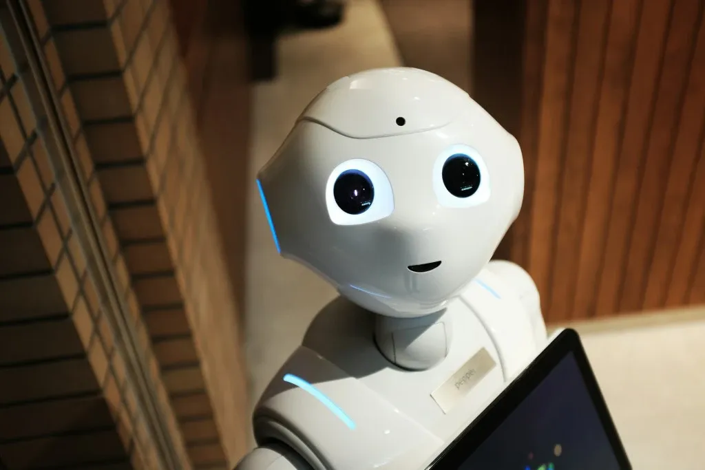 Yapay zekâ destekli dijital asistan - iş süreçlerini yöneten bir robot