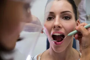 Diş Eti Çekilmesi: Nedenleri, Belirtileri ve Tedavi Yöntemleri