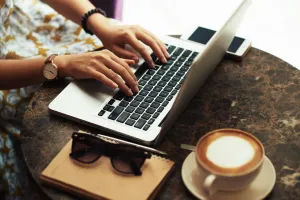 Kadınların hayatlarını zenginleştirecek 25 en iyi İngilizce blog sitesi