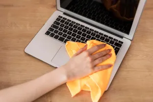 Laptop Temizliği: İç ve Dış Yüzeyler için Pratik İpuçları