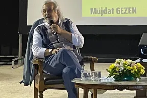 Türk Tiyatrosunun Duayeni Müjdat Gezen’in Hayatı ve Sanat Yolculuğu